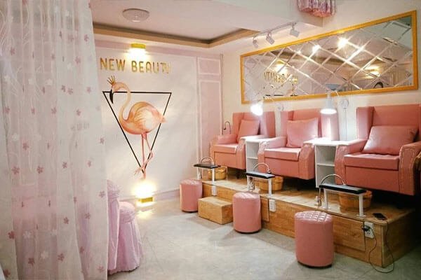 Thiết kế salon nail sử dụng gam màu hồng xinh xắn và nhẹ nhàng